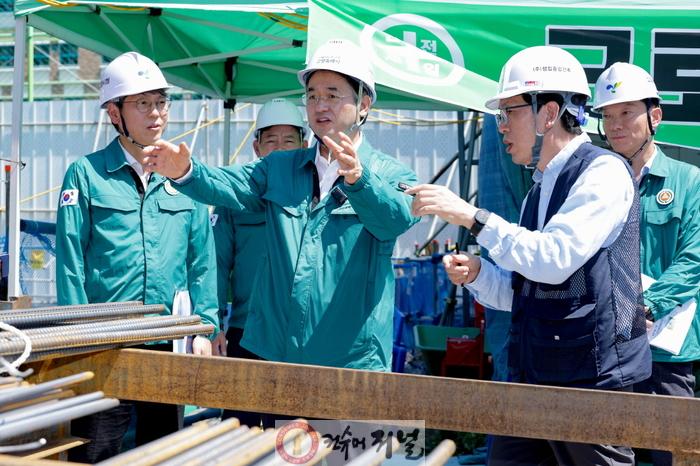 1-1.‘원흥 복합문화센터 건립 공사 현장’을 찾은 이동환 고양특례시장.jpg