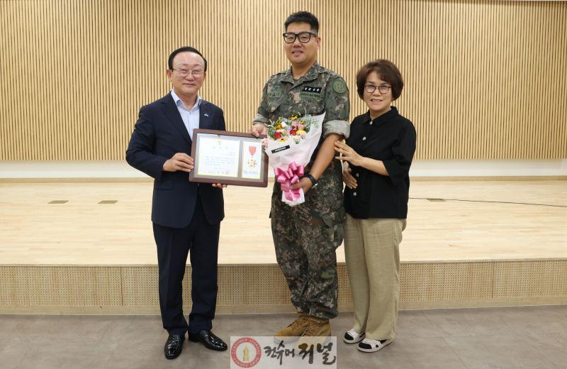 연천군, 폭염 속 노인 생명 살린 군인 표창.jpg