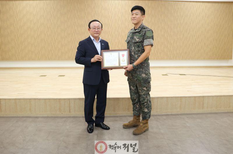 연천군, 폭염 속 노인 생명 살린 군인 표창 (2).jpg