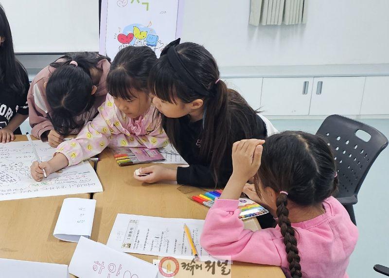 기획보도 사진4_도서관과 함께 책 읽기 프로그램에 참여하고 있는 어린이들.jpg