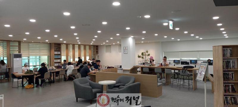 2-1. 무더위엔 도서관이 최고…파주시 교하도서관 이용자 급증_디지털자료실.jpg