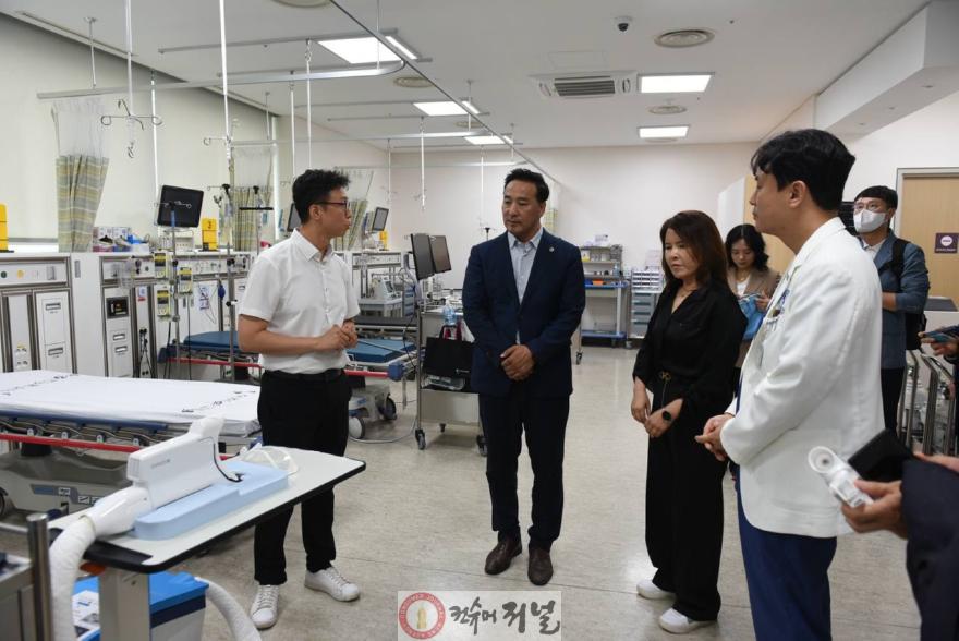 [사진] 250812_김용성 의원, 아주대병원 권역외상센터 배설 케어 로봇 시연 참관1.jpg