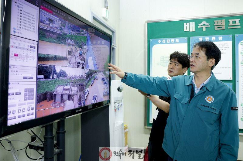 2. 강매배수펌프장 현장점검 중인 이동환 고양특례시장.jpg