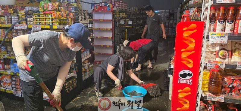 0818 하나 된 마음으로 이겨냅시다! 작전1동 폭우 피해 복구에 온 마을이 나섰다! (1).jpg