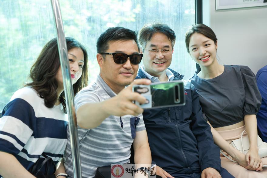 1-4. 시민들과 함께 서해선에 탑승한 이동환 고양시장.jpg