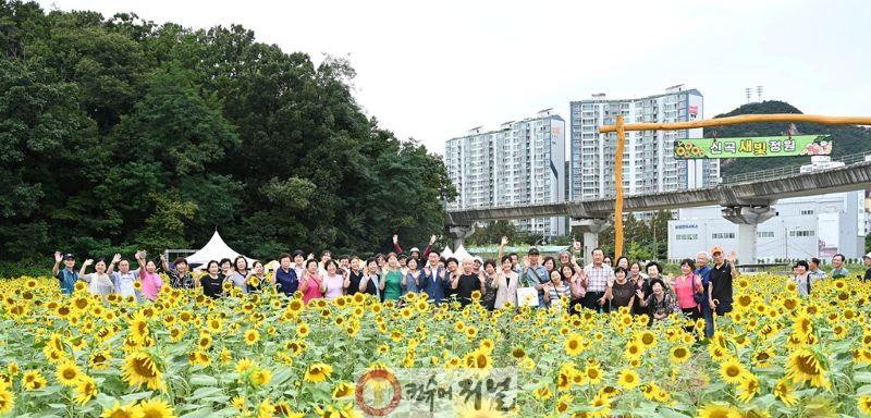 시민소통과(의정부시, 신곡권역 생태와 산업 아우르는 미래 성장축으로 변화)7-신곡새빛정원 2024년 달빛 물든 해바라기 행사.jpg