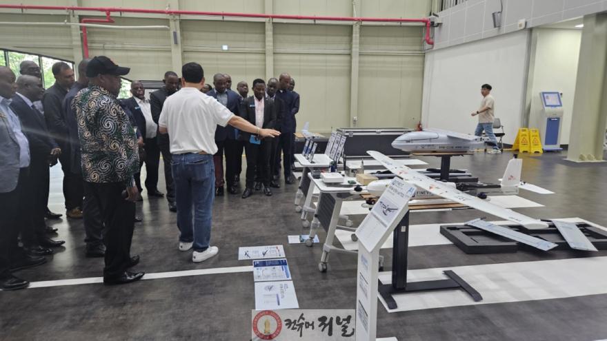 1-4. 탄자니아 국방대학 벤치마킹 방문 시 입주기업 제품 설명회.jpg