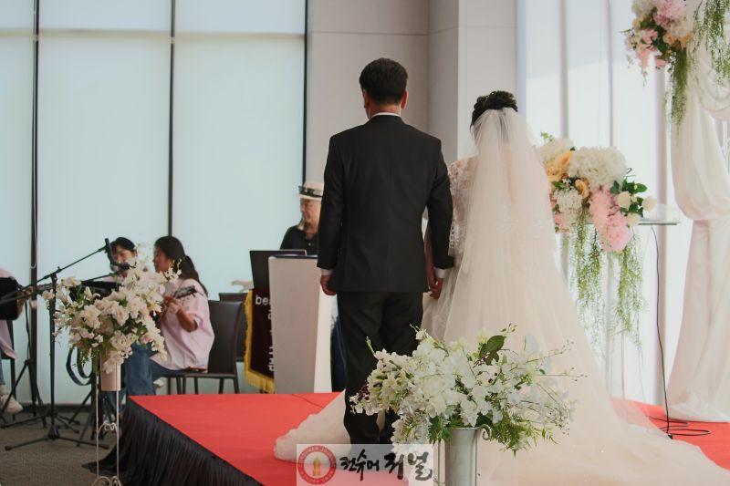 보도자료3 지난 8월 29일 지역사회공동체가 함께한 아주 특별한 결혼식이 진행됐다.jpg