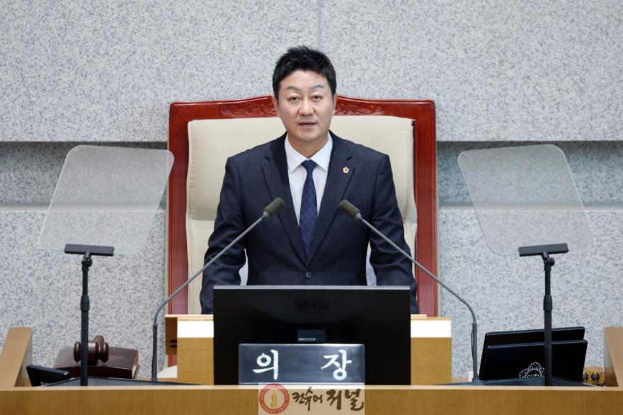 250905 김진경 의장, 제386회 임시회 개회...“더 나은 경기도 위한 실용의 협력으로 지방자치의 힘을 보여줄 것” (1).jpg