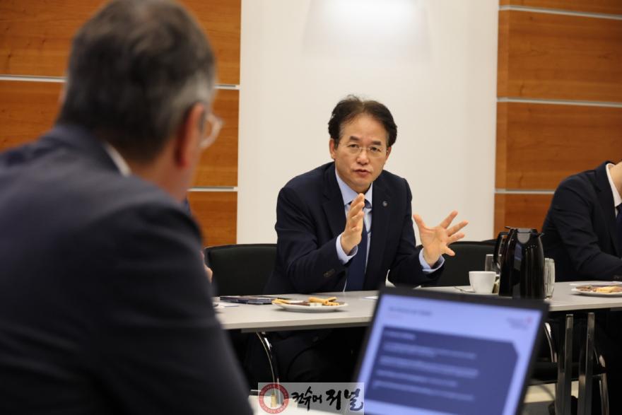 1. 독일도시협의회에서 고양시의 강점을 설명하고 독일 기업과 협력의지를 밝히는 이동환 고양특례시장.jpg