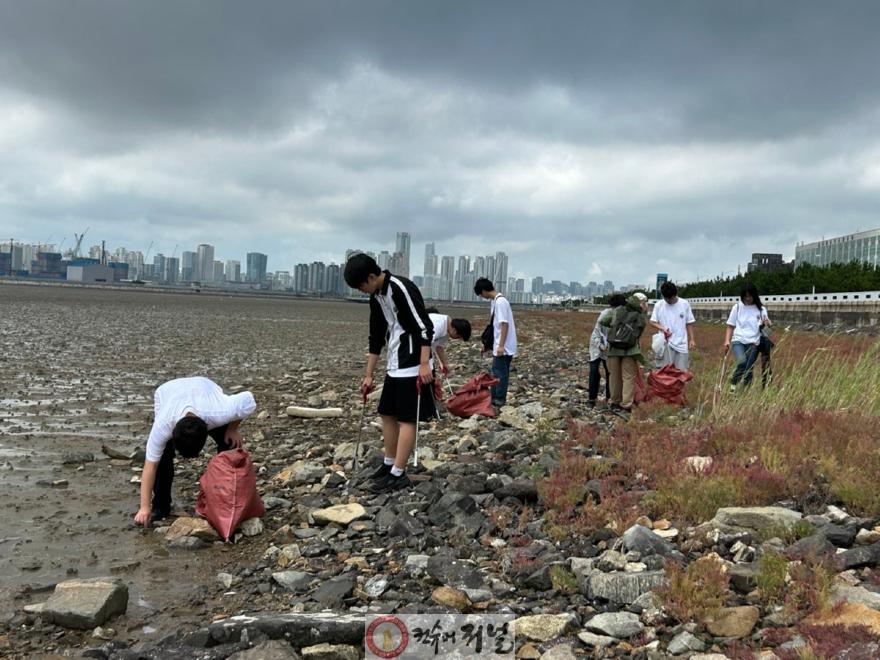 4. 인천광역시교육청, 송도갯벌 람사르습지 탐사 및 해양쓰레기 수거활동 진행.jpg
