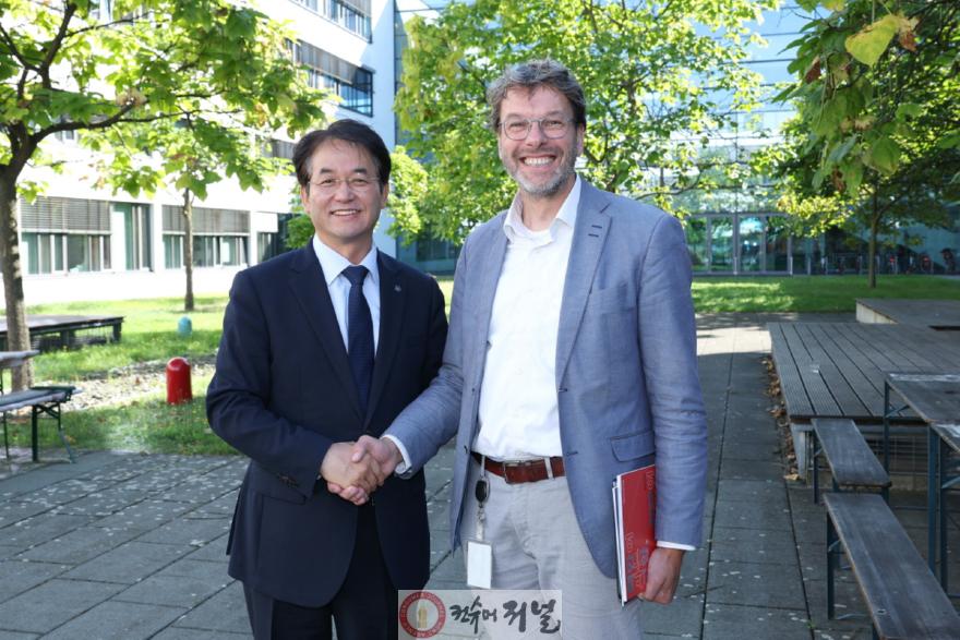 1-1. 이동환 고양특례시장(좌), 올리버 우에케(Oliver Uecke) 리포타입 최고운영책임자(우).jpg