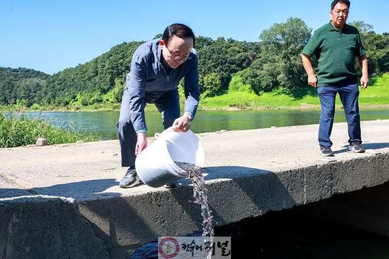 연천군, 한탄강·임진강에 대농갱이 18만마리 치어 방류 (3).jpg