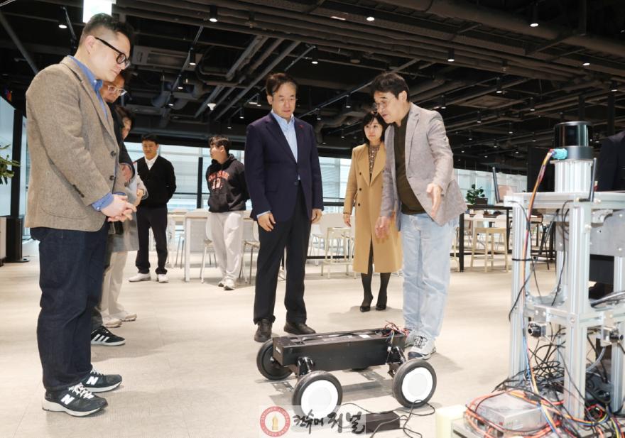 1-11. 지난 3월 AI관련 기업체를 방문한 이동환 고양특례시장.jpg