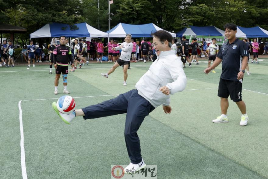[포토]2-2.이동환 고양시장, ‘제23회 고양특례시장배 족구대회’서 축사 & 시축  (1).jpg