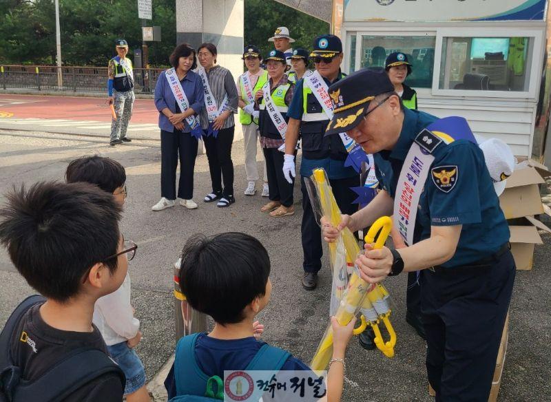 250916 연천교육지원청 통학로 교통안전캠페인(사진1).jpg