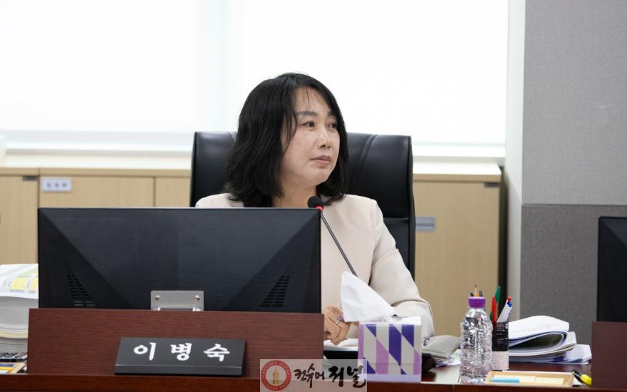 250917 이병숙 의원, 도민 친화적 관점에서 청사 주차장 운영 및 안내 체계 집중 질의.JPG