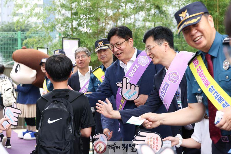 1. 도성훈 인천광역시교육감, 교육공동체가 함께하는 학교폭력 예방 ‘제비꽃길 캠페인’ 참여(2).jpg