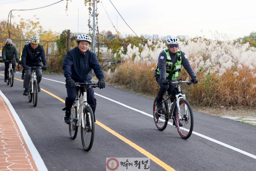 1-10. 한강 자전거길에서 시민들과 자전거를 타는 이동환 고양특례시장(전면 왼쪽).jpg