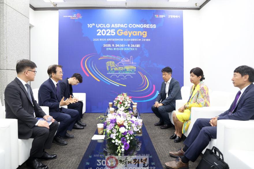 2. 버나디아 찬드라데위 UCLG ASPAC 사무총장과 면담을 나누는 이동환 고양특례시장.jpg