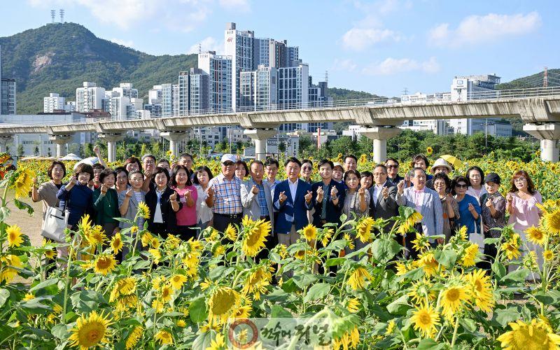 1.시민소통과(꽃과 쉼이 있는 도심 속 정원…‘신곡새빛정원’에서 피어난 가을의 순간)1.JPG