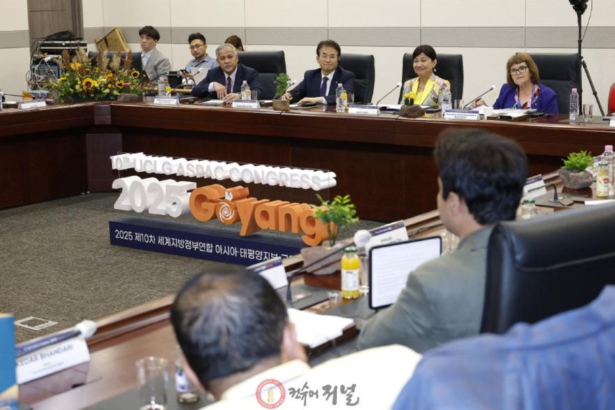 1-4. 원탁회의에서 혁신 정책과 모범사례를 공유하는 각국 지방정부 대표들.jpg