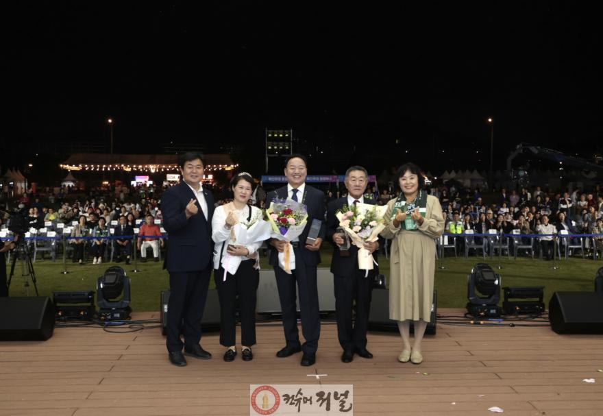 보도자료1 시민의 날 기념식에 참석한 (사진 왼쪽부터) 임병택 시흥시장과 수상자들(박희량, 이재방, 박덕인 씨), 오인열 시흥시의회 의장.jpg