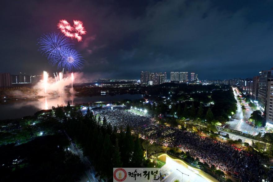 [포토]1. 2025 고양호수예술축제 개막…‘불꽃극·드론 라이트 쇼’ 선보여 (10).jpg