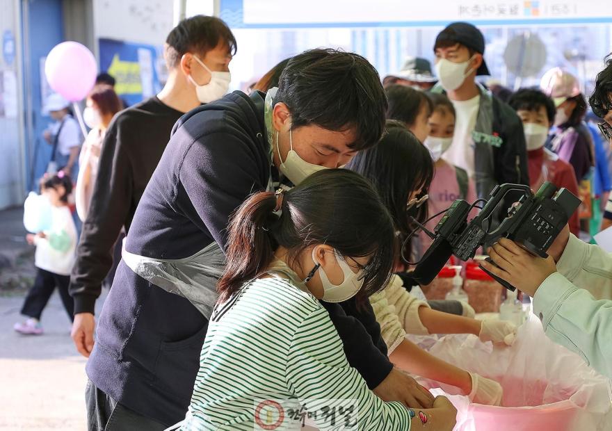 기획보도 사진3 새우젓 담그기 체험 프로그램에 참여 중인 참가자들.jpg