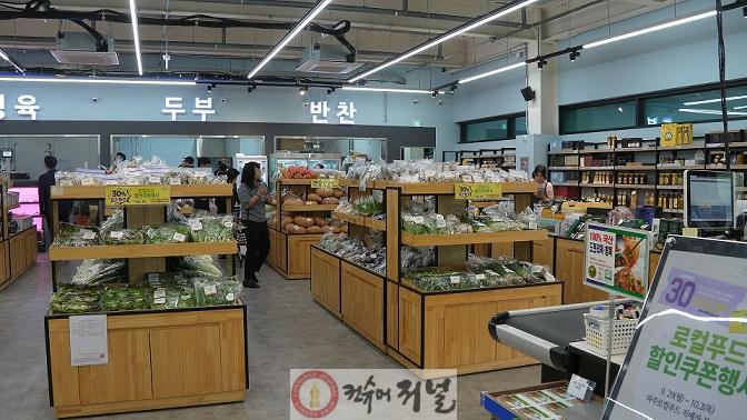 1-4. ‘파주로컬푸드’ 직매장 문산점 개장 (7월 말 문을 열어 두 달간의 시범운영기간을 거쳐 9월 29일 정식 개장했다).jpg
