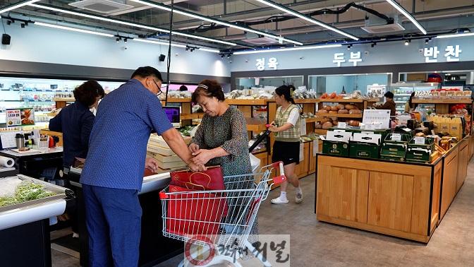 1-10. 농민들이 정성껏 길러낸 신선한 농작물을 만날 수 있어 소비자들도 긍정적 반응 일색이다.jpg