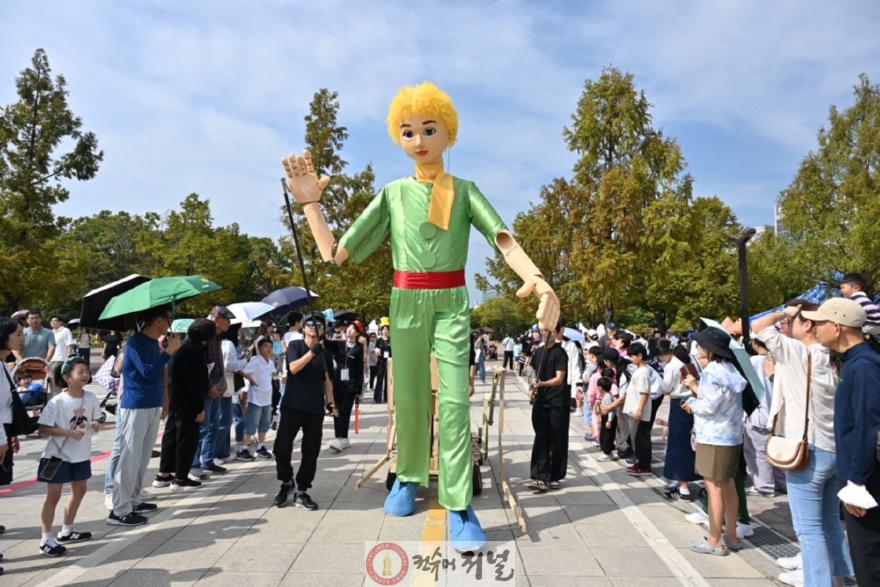 1-2. 2025고양호수예술축제_왁자지껄 유랑단의 퍼레이드 공연.JPG