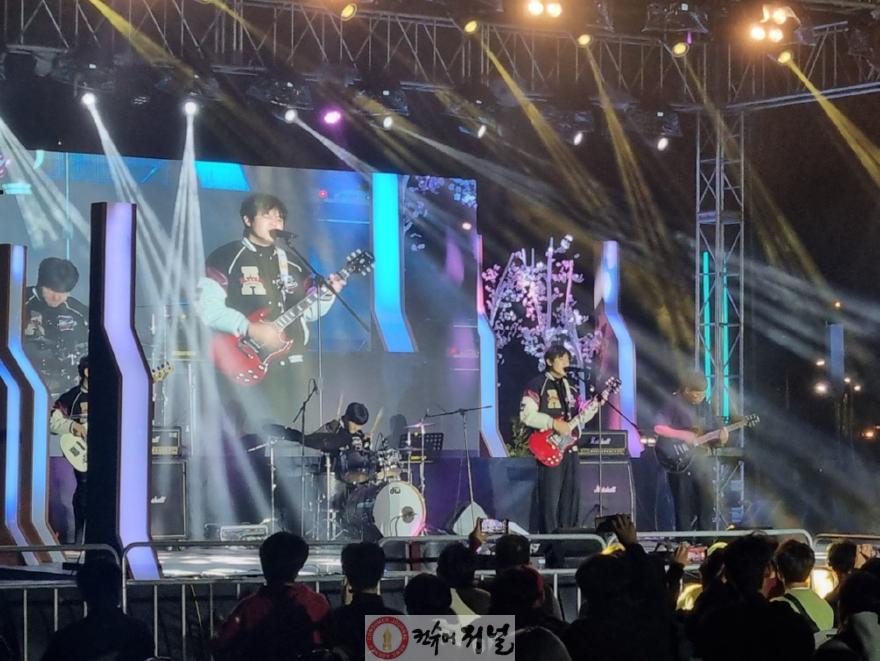 기획보도_사진2 2024년 제9회 청소년동아리축제에서 밴드 동아리가 공연을 펼치고 있다.jpg