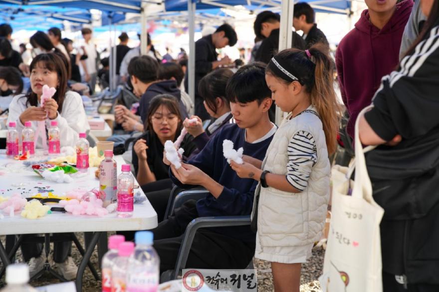 기획보도_사진3 2024년 제9회 시흥시 청소년동아리축제에서 아이들이 체험 프로그램에 참여하고 있다.jpg
