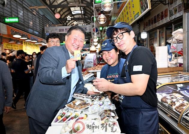 2-1. 김경일 파주시장, 추석 맞아 전통시장 방문해 상인 격려.jpg