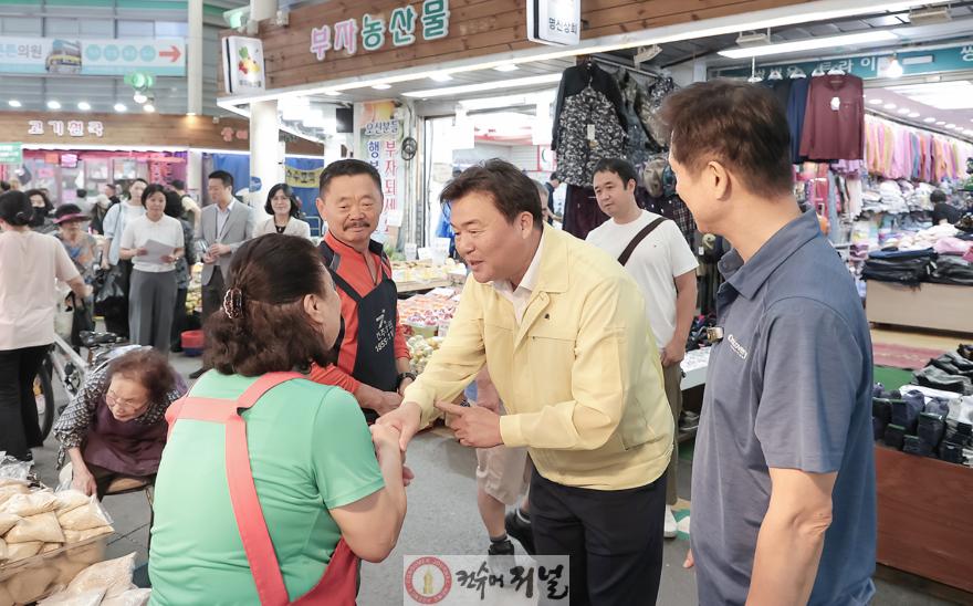 포토뉴스_임병택 시장, 추석맞이 삼미시장 방문 (2).jpg