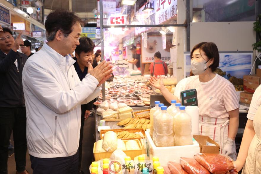 [포토]1-1. 이동환 고양시장, 추석 연휴 첫 날 전통시장 방문…민생﹡물가 살펴.jpg