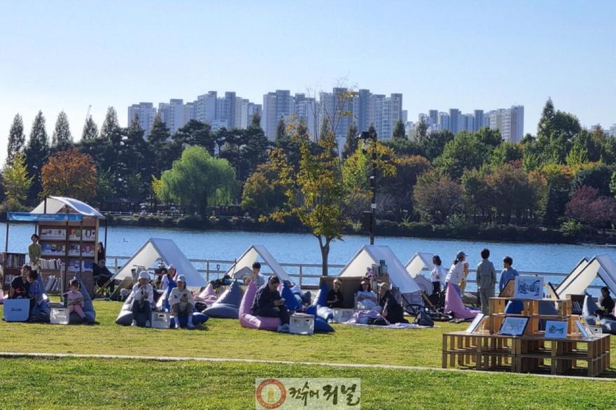 5. 호숫가 잔디밭 야외도서관에서 책을 읽는 시민들(2024 독서대전).jpg