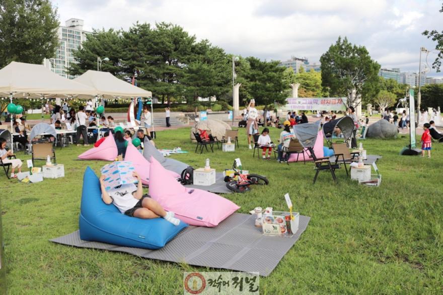 6. 지난달 일산호수공원 노래하는 분수대 주변에 열린 야외도서관 책, 밖으로(사진제공=고양시청 블로그).jpg