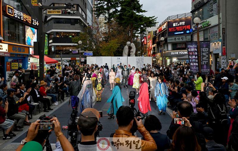 2.고산동(의정부시, 제2회 ‘한글, 그 아름다움에 반하다’ 시민패션쇼 성황리 개최)1.JPG