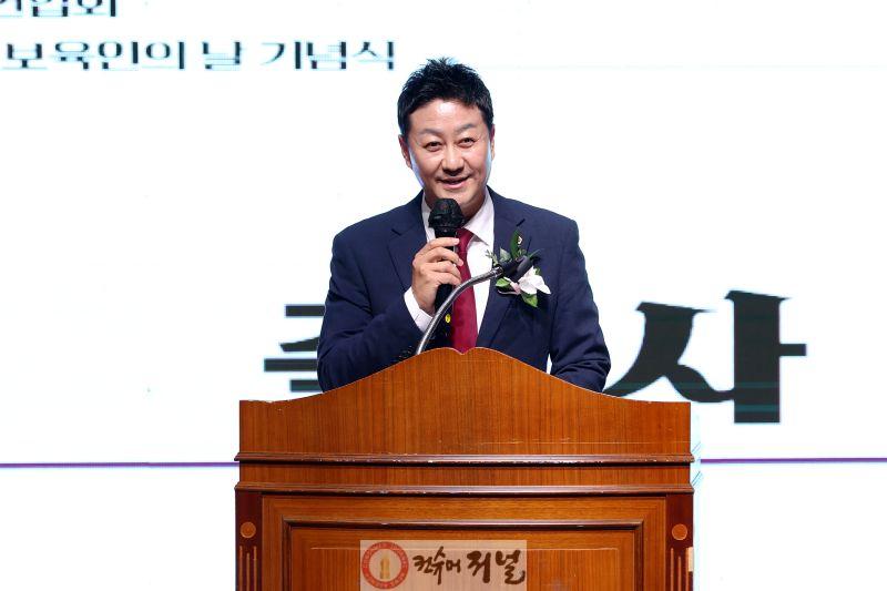 251014 김진경 의장, 시흥 보육인의 날 기념식 참석...“보육 현장의 어려움 살피고, 아이들이 행복한 환경 만들 것” (1).jpg