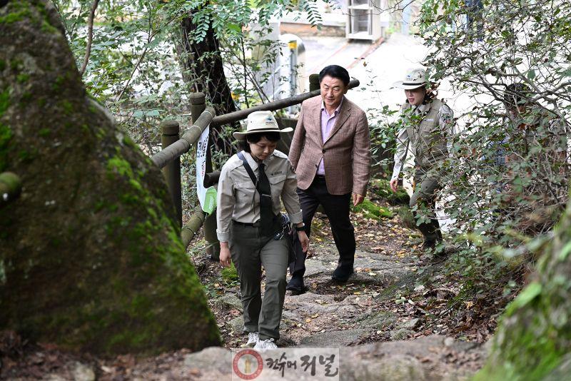 1.정책혁신과(의정부시, 자연환경해설사와 함께 ‘북한산 회룡탐방로’ 현장 소통)1.JPG