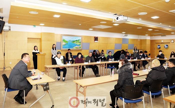 1-8. 현장에서 바로 해결책이 제시되고 곧바로 조치가 이루어지는 소통의 효능감에 많은 시민들이 만족감을 보이고 있다 (착한가격업소 이동시장실 2024. 01. 11).jpg