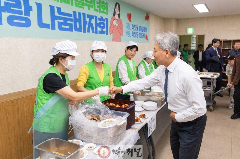 1016 작전2동 새마을부녀회, 이웃사랑 나눔 바자회로 ‘훈훈한 온정’ (1).jpg
