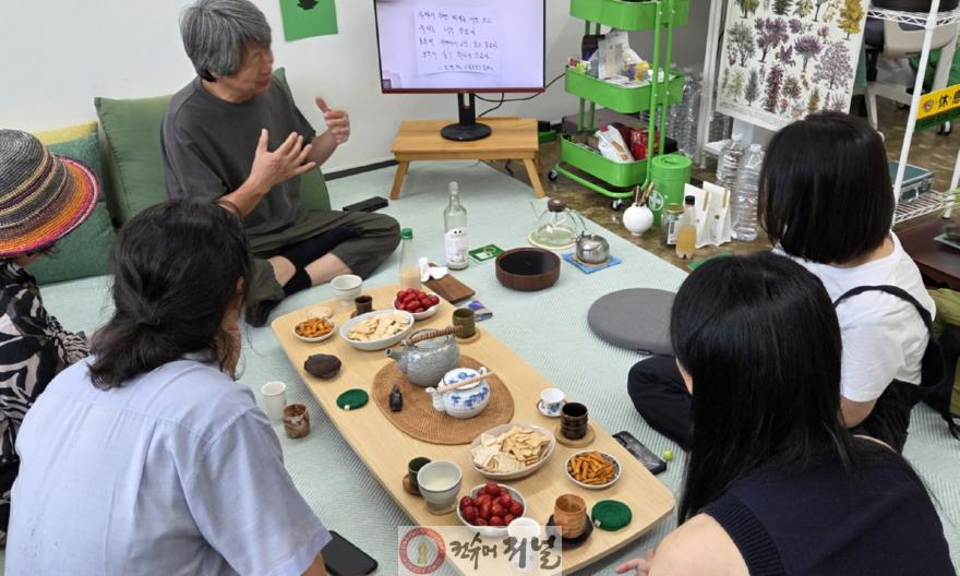1-6. 김진영 입주기획자의 작업실 찻자리에 모인 예술가와 시민.jpg