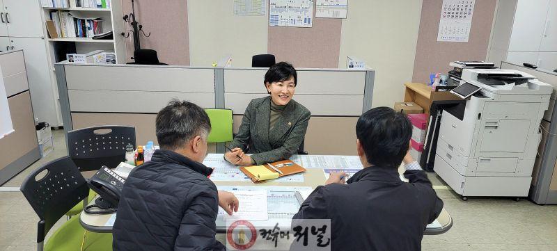 251021 이채명의원 도내 프로축구단 활성화를 통한 지역 상생 방안 논의.jpg
