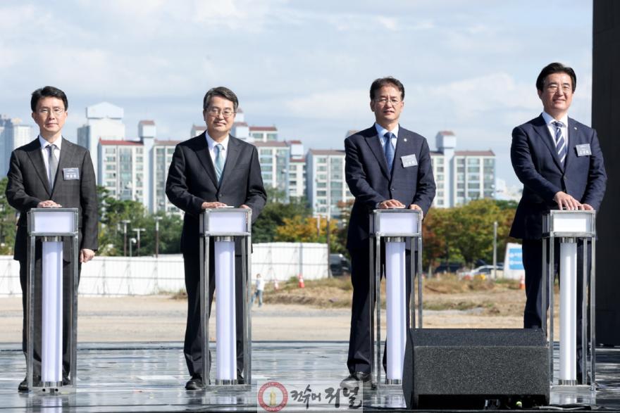 1-7. 킨텍스 제3전시장 착공식에서 착공 퍼포먼스중인 내빈들(1).jpg