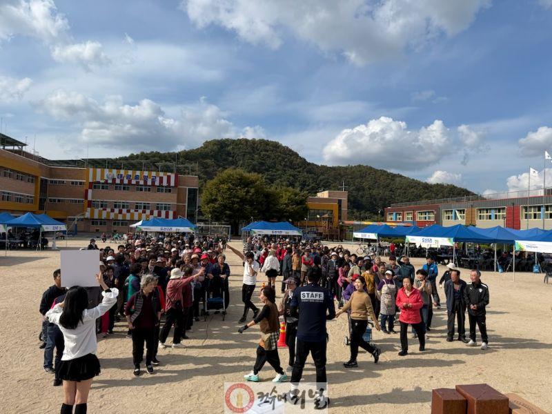 웃음과 화합으로 물든 연천군 「제10회 신서면민의 날 한마음 체육대회」 (1).jpg