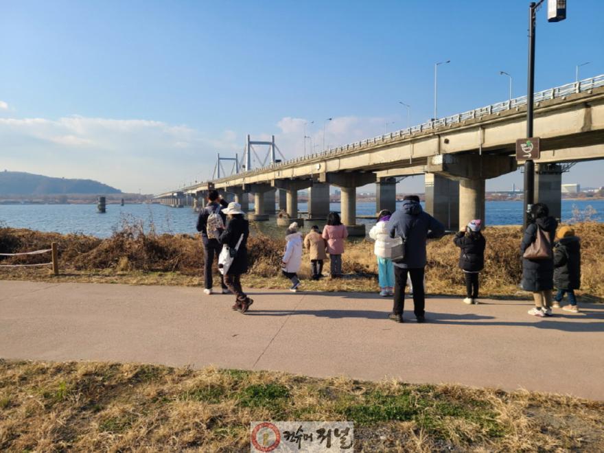 2-10. 겨울, 새가 날다 프로그램에서 철새를 관찰하는 모습.jpg
