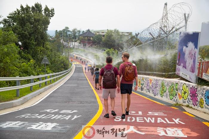 2. 파주시, ‘2025년 관광사진 공모전’ 수상작 20점 최종 선정_대상_ 박환숙_평화를 위해 걷다_장단면 제3땅굴로 308.jpg